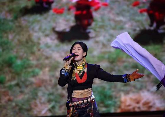 央宗卓玛放歌2017中国民族春晚《再唱山歌给党听》