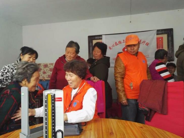 怀来爱心在路上公益群携手怀来爱心车队与老人共度重阳节