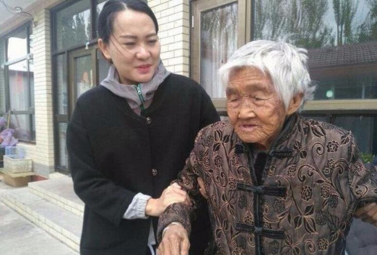 怀来爱心在路上公益群携手怀来爱心车队与老人共度重阳节