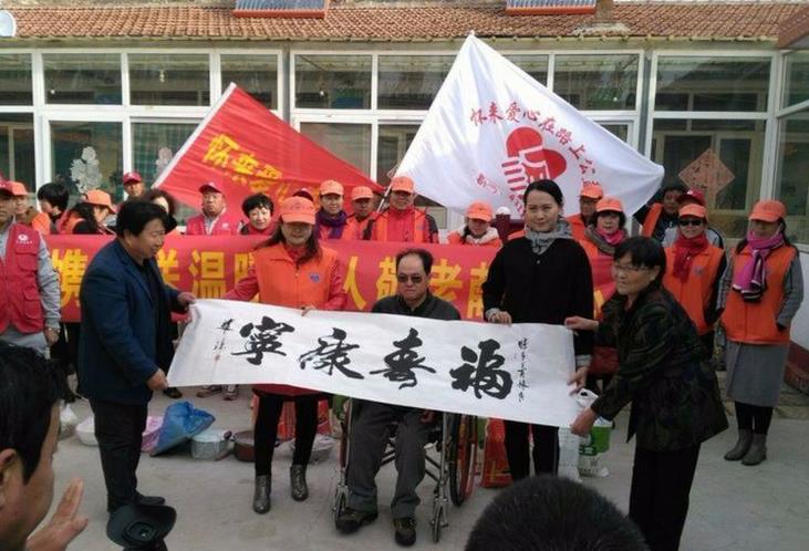 怀来爱心在路上公益群携手怀来爱心车队与老人共度重阳节