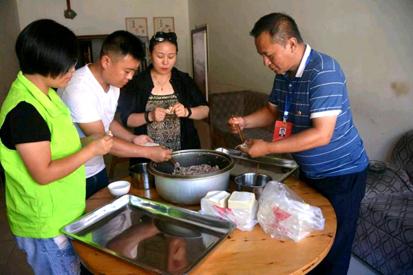 习水县义工联合会走进敬老院