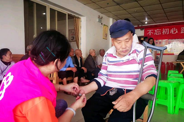 习水县义工联合会走进敬老院