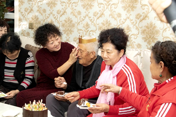 张岩一家亲陪伴是最长情的告白