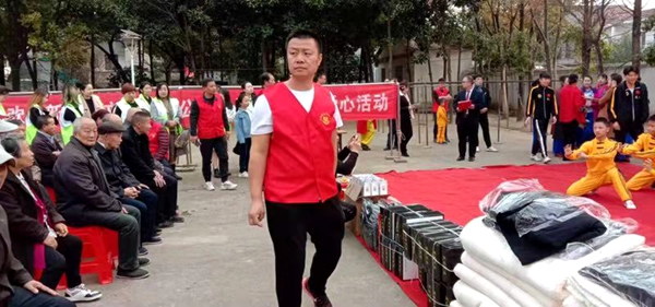 湖北省武汉新洲爱心公益协会带着爱与阳光走进老人福利院