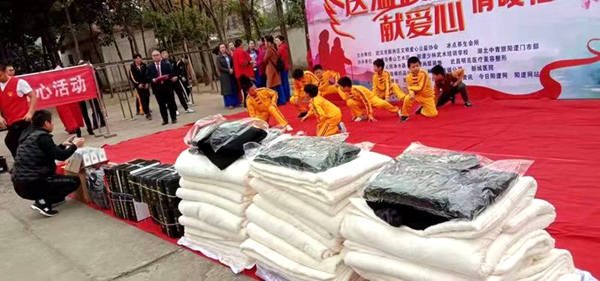 湖北省武汉新洲爱心公益协会带着爱与阳光走进老人福利院
