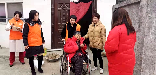 河南省新密市白寨镇开心义工会到社区扶贫