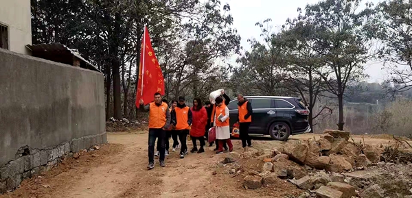 河南省新密市白寨镇开心义工会到社区扶贫