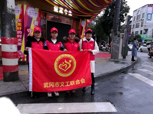 关爱自己,安全出行!市义工联举行交通文明劝导活动