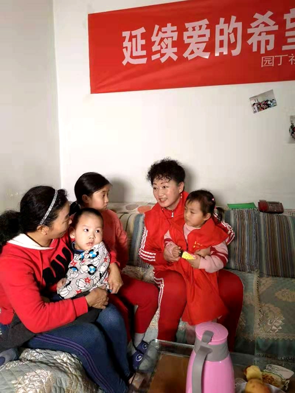 张岩一家亲关爱孤残儿