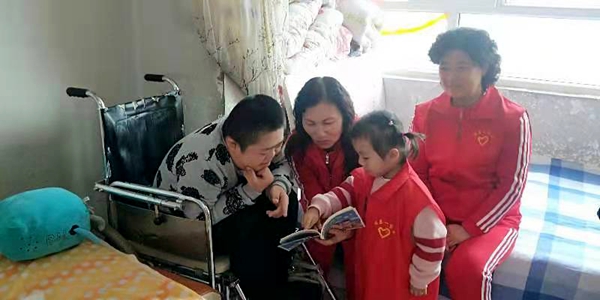 张岩一家亲关爱孤残儿