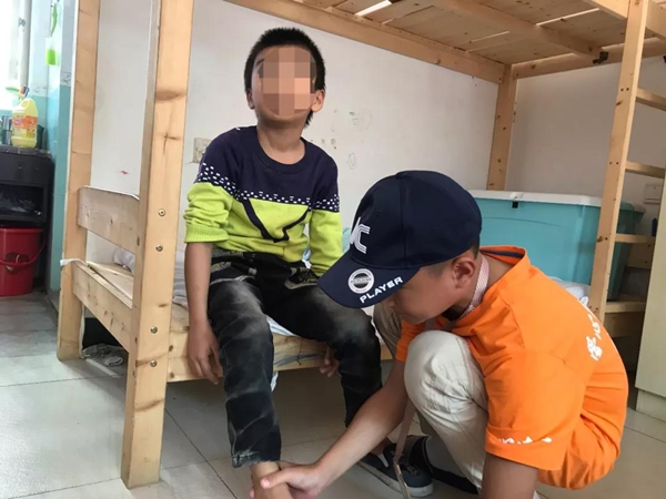 心连心凝聚爱心力量 手牵手拥抱温暖阳光