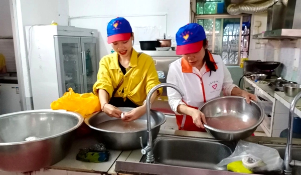 心连心凝聚爱心力量 手牵手拥抱温暖阳光