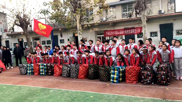 101基金带领志愿者捐助希望小学