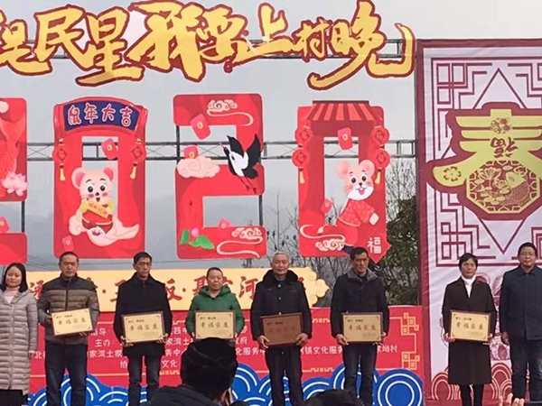湖北两镇一民族乡齐上村晚