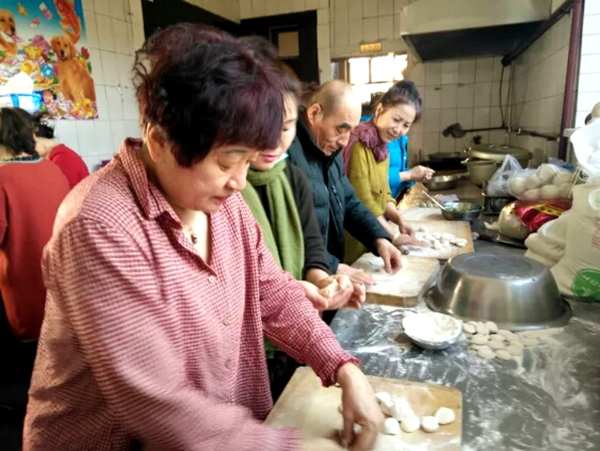 包头市白云区义工走进养老院 敬老爱老暖人心