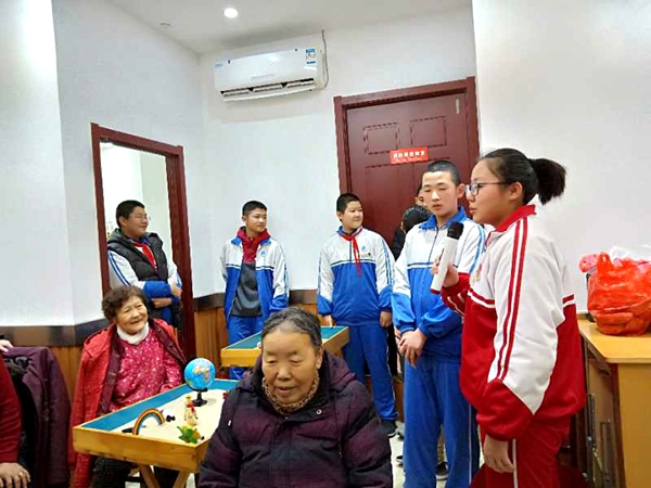 小手拉大手,关爱老人,意象沙游公益进社区