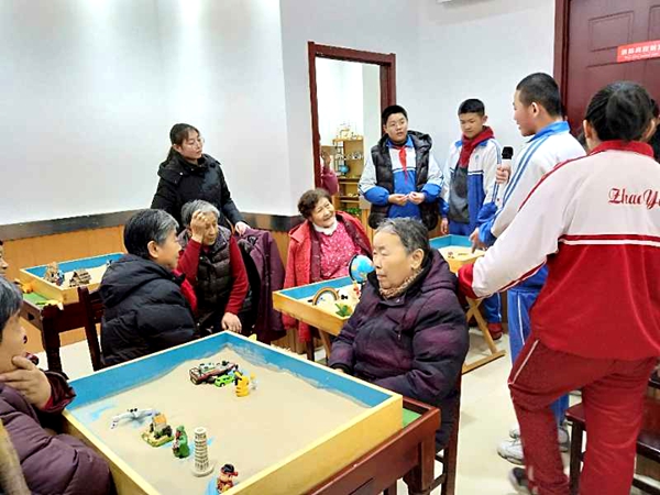 小手拉大手,关爱老人,意象沙游公益进社区