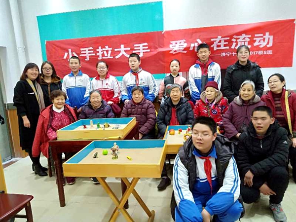 小手拉大手,关爱老人,意象沙游公益进社区