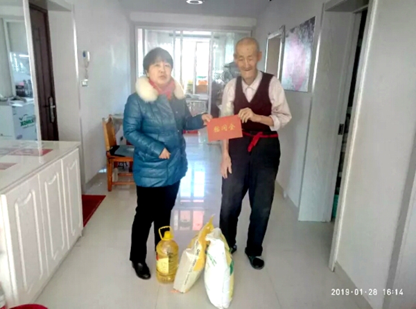 ÇéϵÉçÇøÀ§ÄÑ»§£¬´º½ÚοÎÊůÈËÐÄ¡ª¡ªÄÚÃɹŰüÍ·Êа×ÔÆÇøÐǹâÉçÇø´º½ÚοÎÊÀ§ÄÑ»§