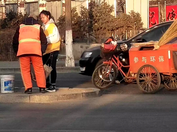 冬日暖阳――内蒙古包头义工小年为环卫工人送水饺