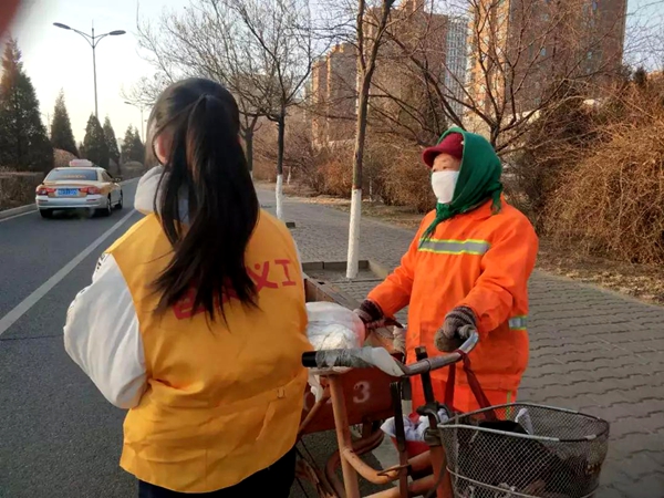 冬日暖阳――内蒙古包头义工小年为环卫工人送水饺