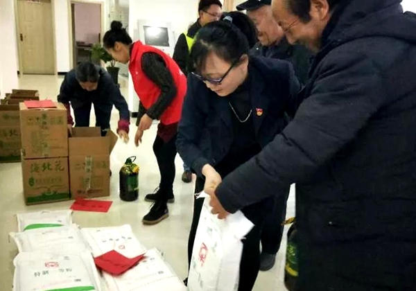 青海省西宁市城北区新世纪社区党总支举行暖冬行·爱传递 志愿服务活动