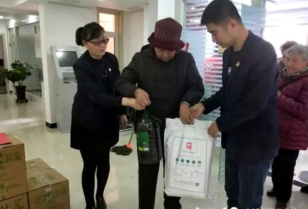 青海省西宁市城北区新世纪社区党总支举行暖冬行·爱传递 志愿服务活动