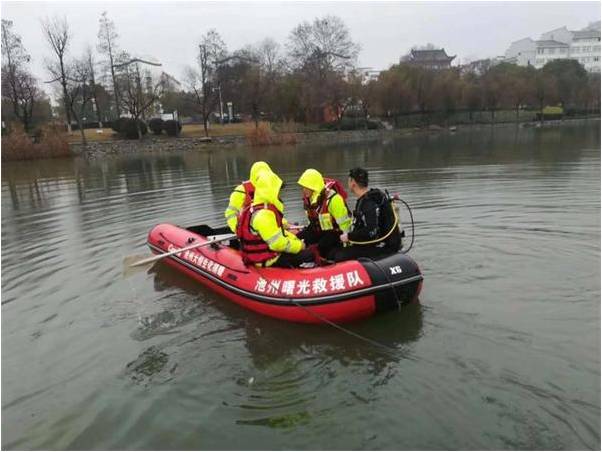 池州市曙光救援队与辖区公安、交警将落水车辆成功救援