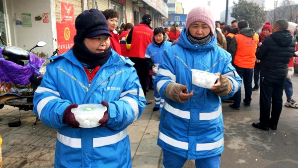 河南开封公益志愿者心系环卫工人 真情温暖元宵
