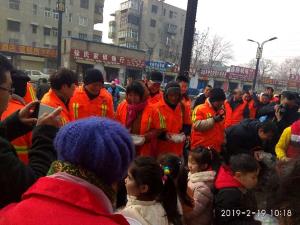 河南开封公益志愿者心系环卫工人 真情温暖元宵