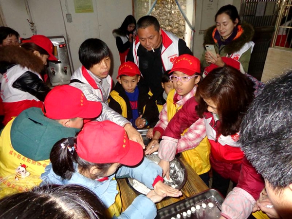 关爱孤寡老人——湖北咸宁市阳光助困协会走进浮山、福利院
