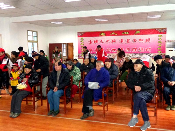关爱孤寡老人——湖北咸宁市阳光助困协会走进浮山、福利院