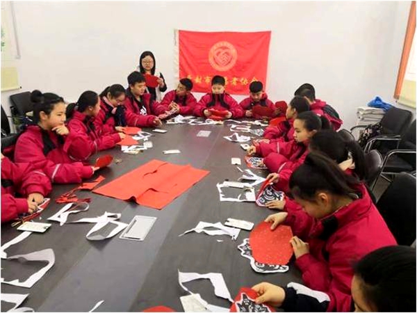 “综益课堂”之走近传统文化剪纸艺术活动