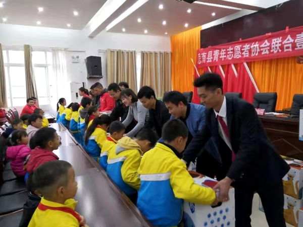 思南创越商贸有限公司董事长陈昌海向思南县大河坝小学,马鞍小学捐赠价值2万元的温暖包
