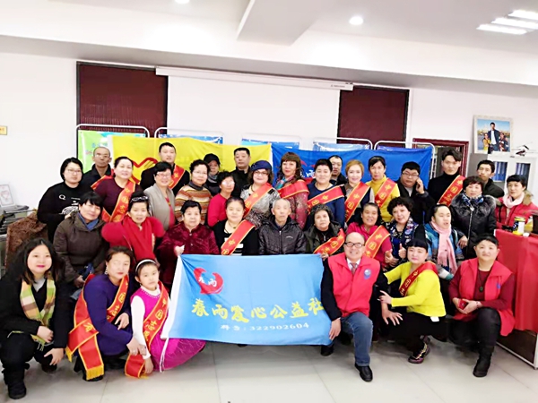 学习雷锋 感受春风 爱在春天—— 新疆春雨爱心公益社向雷锋同志学习