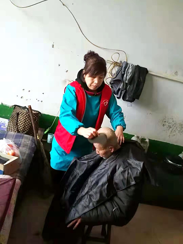 辽宁省锦州市黑山博爱团队的志愿者们到安乡敬老院给老人们送温暖