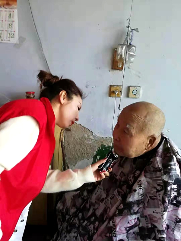 辽宁省锦州市黑山博爱团队的志愿者们到安乡敬老院给老人们送温暖