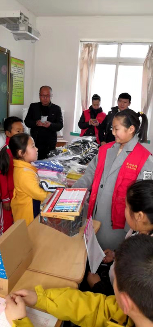 辽阳市爱心永恒助学慈善义工队献爱心