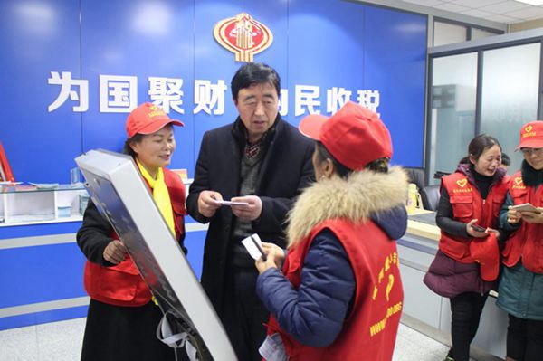 河南唐河志愿者用雷锋精神,打通便民服务最后一米