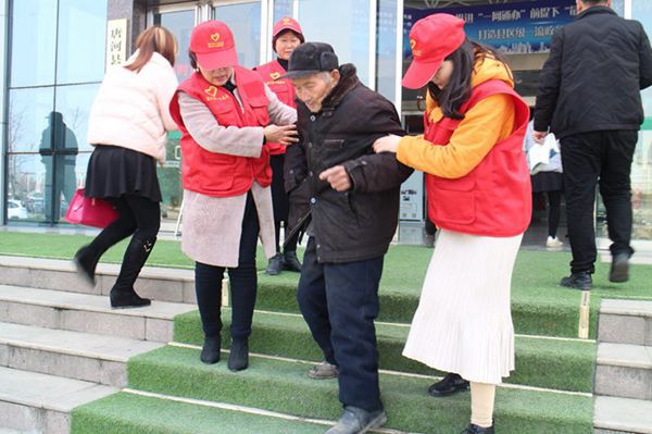 河南唐河志愿者用雷锋精神,打通便民服务最后一米