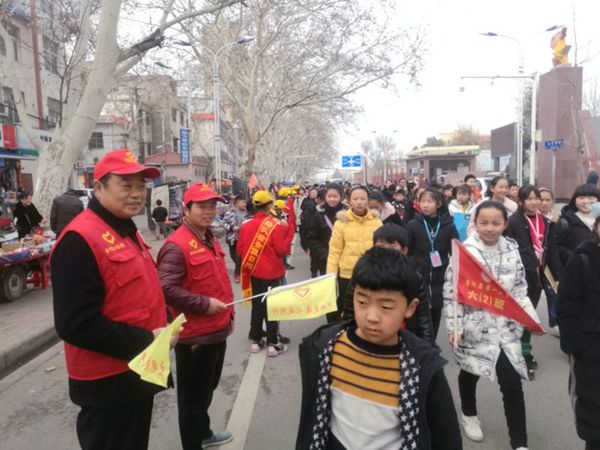 河南唐河志愿者用雷锋精神,打通便民服务最后一米