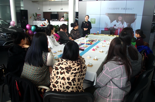 包头中升之星奔驰与昆工路办事处举行党建带妇建、三八节学习传统文化公益活动