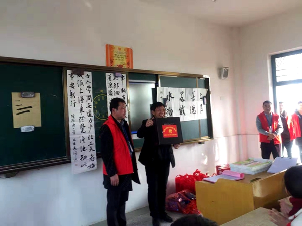 江苏盐城市阜宁县大城小爱志愿者协会开展金色童年,阳光成长书法名师进校园活动
