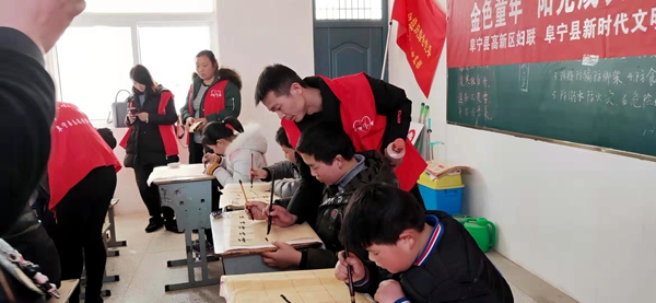 江苏盐城市阜宁县大城小爱志愿者协会开展金色童年,阳光成长书法名师进校园活动