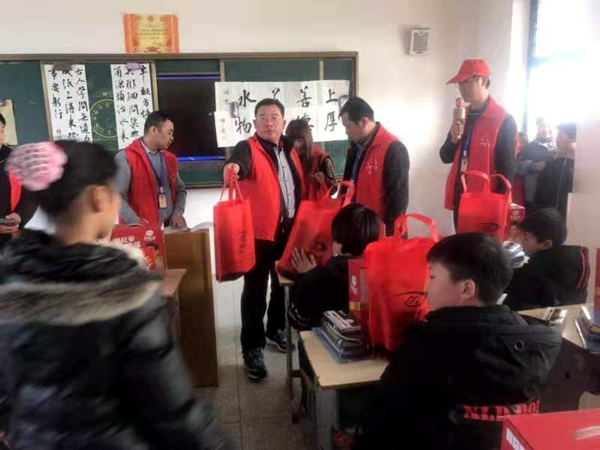 江苏盐城市阜宁县大城小爱志愿者协会开展金色童年,阳光成长书法名师进校园活动