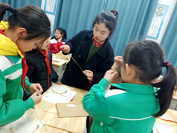传承非遗文化 土家刺绣进校园