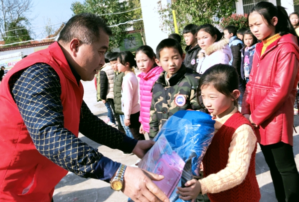 Ⅴ共爱俱乐部爱心组织向150儿童,捐赠坐姿矫正背包