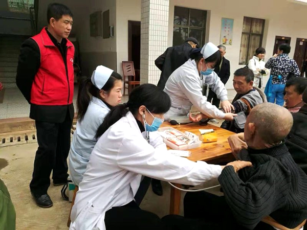 三月春风催万物,雷锋精神暖千家