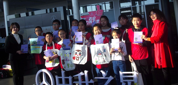 包头心理社工中心与共建单位及包头中升奔驰共同组织社工日三社联动环保展示活动
