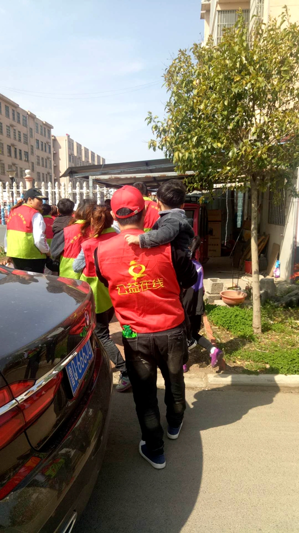 “爱在延续”走进困难家庭